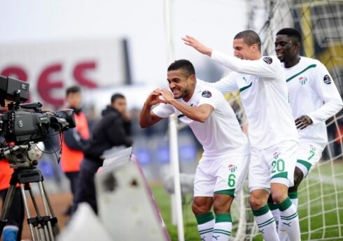 'TARZAN' EV�NDE 'T�MSAH'A <br>YEM OLDU!