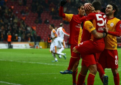 ASLAN'IN ARENA'DA <nobr>'KAFASI' RAHAT!</nobr>