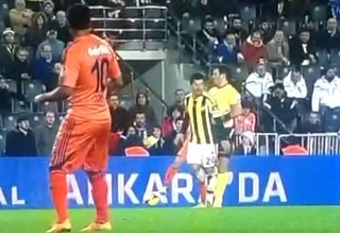 Emre hakeme çarptı Emre hakeme çarptı