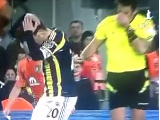 Emre hakeme çarptı Emre hakeme çarptı