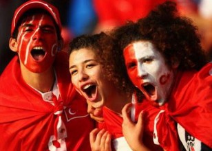 Türkiye taraftarının önünde!