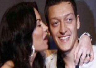 Mesut Özil ve sevgilisi objektifler karşısında!
