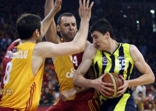 [Resim: galatasaray_fenerbahce_basket_43.jpg]