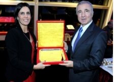 Aysal’dan Ebru Köksal’a plaket