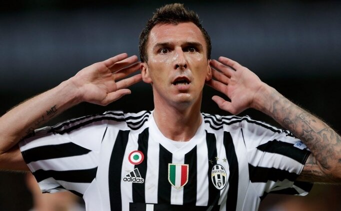 080815-soccer-juventus-fc-mario-mandzukic-celebrates-goal.jpg