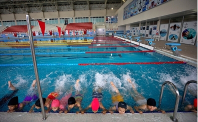 Osmaniye'de ky ocuklar olimpik havuzda yzme reniyor