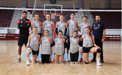 Depremde 8 sporcusunu kaybeden kadın voleybol takımı 2. Lig'de zirveye oynuyor