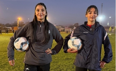 Aynı takımda top koşturan ikiz kızların hedefi milli formayı giymek