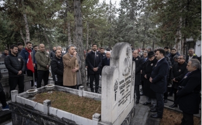 Yaşar Doğu, mezarı başında anıldı