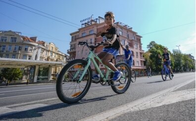 Sofya'da otomobillere kapatılan yollar bisikletlilere açıldı