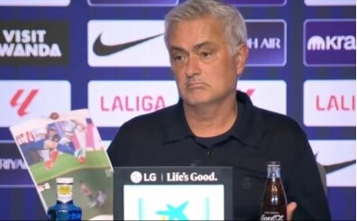 Mourinho derbi sonrası çılgına döndü! 'Zavallı' diyerek elindeki fotoğrafı gösterdi