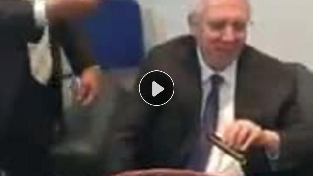 Murat Ülker Aziz YIldırım�a çikolata yedirdi video Aziz Yıldırım