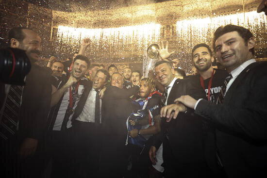 Besiktas Sampiyonluk Kupasini Kaldirdi Besiktas Sampiyonluk Kupasini Kaldirdi