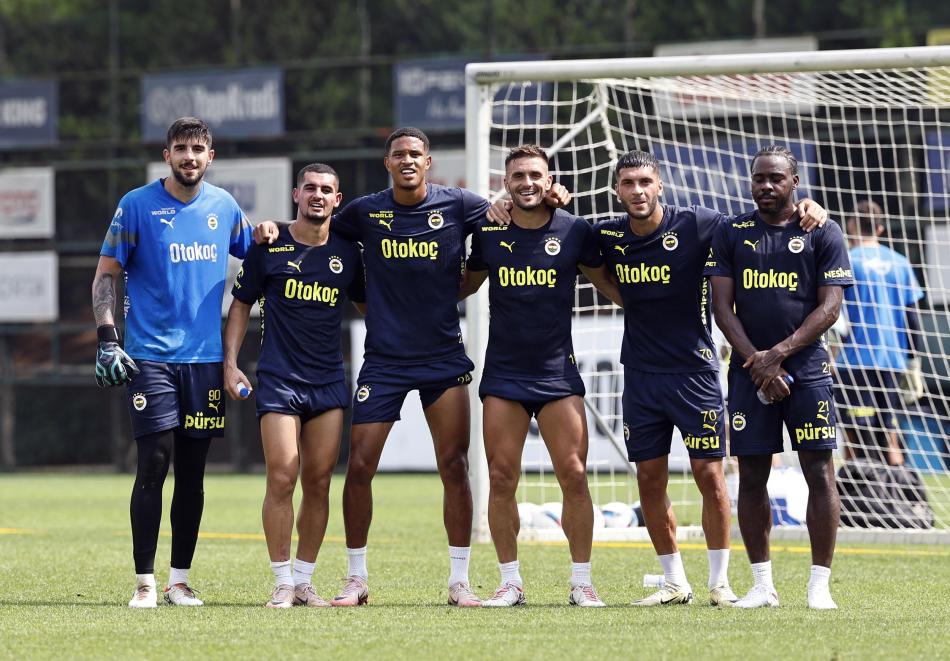 İDMANDA NELER YAŞANDI?
Sarı-lacivertli kulüpten yapılan açıklamada, Fenerbahçe Can Bartu Tesisleri'nde teknik direktör Jose Mourinho yönetiminde gerçekleştirilen antrenmana milli takımlarda bulunan oyuncuların katılmadığı belirtildi. Salonda kuvvet ve dayanıklılık çalışmasıyla başlayan idmanın sahada ısınma, çabukluk ve pas çalışmalarıyla sürdüğü aktarıldı. Antrenmanın, çift kale maçın ardından dayanıklılık koşularıyla tamamlandığı kaydedildi.