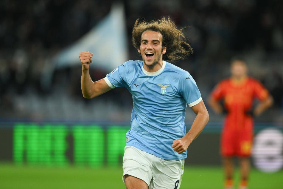 DEV KUL�PLERDE OYNADI