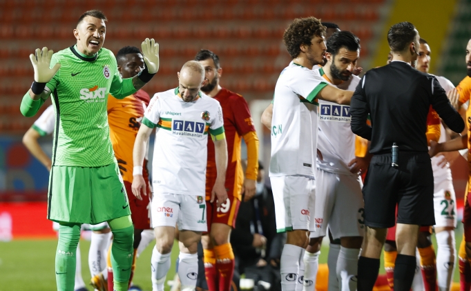 Efecan Karaca: 'Muslera ahtapot gibiydi'