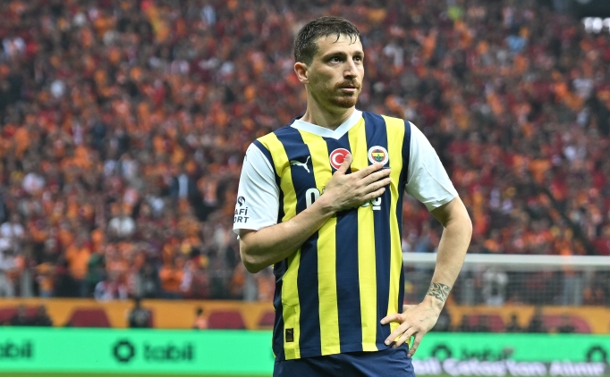 Fenerbah�e taraftarlar�ndan Mert Hakan Yanda� pankart�