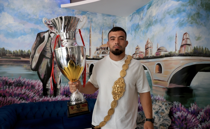 Yusuf Can Zeybek: 'Antalya'ya bir ebedi alt�n kemer borcumuz var'