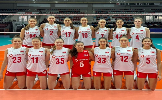 16 Ya� Alt� Milli K�z Voleybol Tak�m�, Karada�'� set vermeden yendi