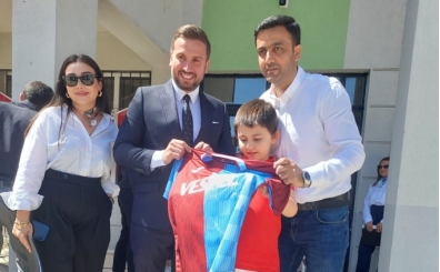 Trabzonspor, zel ocuklara forma hediye etti