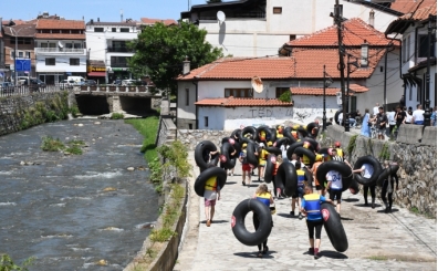 Kosova'da adrenalin tutkunlar kamyon ve traktr ambrelleri ile rafting yapt