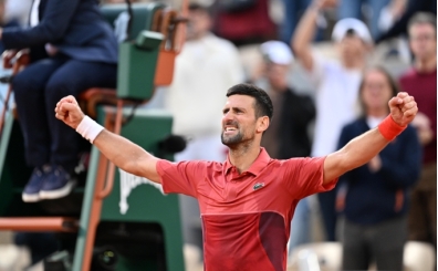 Novak Djokovic zorlanarak eyrek finalde
