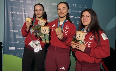 Kadın milli halterciler, kazandıkları 9 altın madalyayı Atatürk'e 'armağan' etti