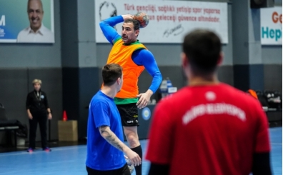 Nil�fer Belediyespor, zirve y�r�y���n� s�rd�r�yor