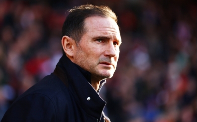 Frank Lampard'� saha ortas�nda kovalad�lar