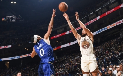 Curry ikinci yar�da a��ld�, Warriors'� Magic kar��s�nda zafere ta��d�