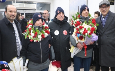 Alt�n madalya kazanan otizmli ikiz karde�ler �i�eklerle kar��land�