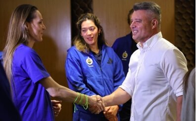 Sadettin Saran, kad�n voleybolcularla bir araya geldi