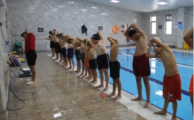 Bozk�rdaki �ocuklar belediyenin deste�iyle kula� atmay� ��reniyor