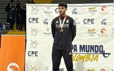 Milli eskrimci Furkan Yaman'dan alt�n madalya!