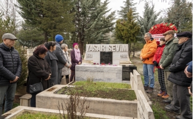 Ya�ar Sevim kabri ba��nda an�ld�
