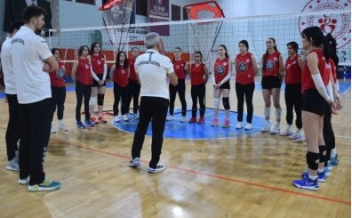 Eski ��rencileri ile gelece�in voleybolcular�n� yeti�tiriyor