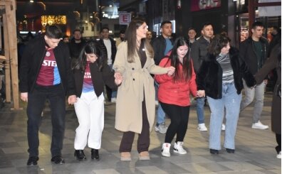 Trabzonsporlu taraftarlar, Galatasaray galibiyetini kutladı