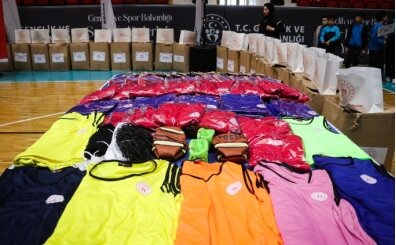 Adana'da okul kul�pleri ile sporculara malzeme deste�i