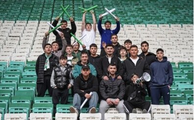 Bursaspor taraftar�ndan �ampiyonluk ma��na 40 bin kartonluk koreografi