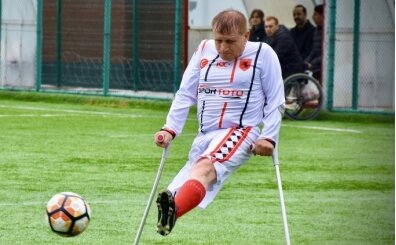 66 ya��ndaki ampute futbolcu, engelli bireylerin �rnek adam�