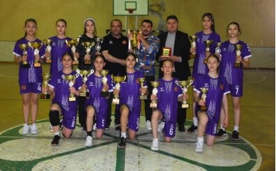 Beldedeki ortaokuldan hentbol milli tak�m�na 9 ��renci se�ildi