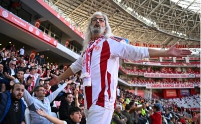 Trib�nlerin 'Gandalf Dedesi' �mr�n� k�rm�z� ve beyaz renklere adad�