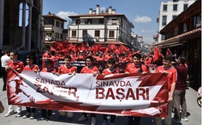 LGS öncesi milli takıma destek yürüyüşü