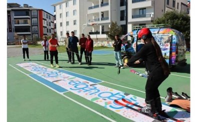 Kayak antren�r� okul okul gezerek �ocuklar� kayakla tan��t�r�yor