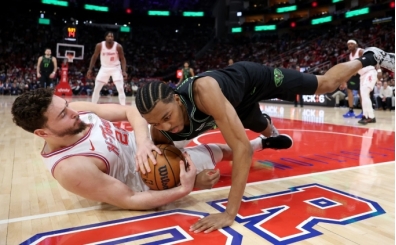 Alperen �eng�n'den Pelicans kar��s�ndaki galibiyete 21 say�l�k katk� sa�lad�