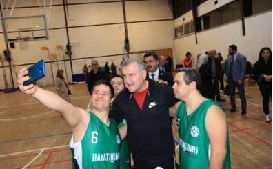 Bakan Bak, down sendromlu sporcularla ma� yapt�