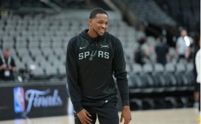 Spurs, De'Aaron Fox'ı geleceğin önemli parçası olarak görmeye devam ediyor