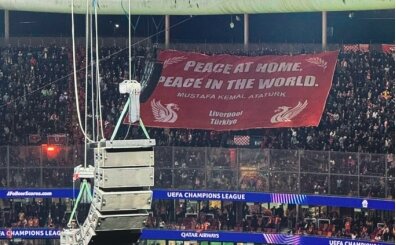 Liverpool taraftarlar�ndan Atat�rk pankart�