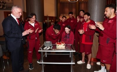 Milli tak�m kamp�nda Ozan Kabak i�in kutlama!