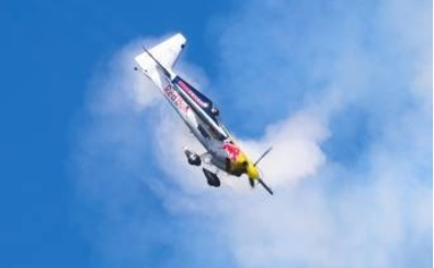 Red Bull sporcusu Costa, tren �zerinde �ov yapt�